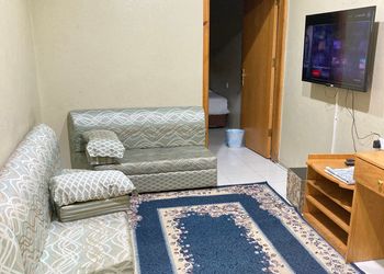 شقة بصالة جلوس وغرفتين نوم 