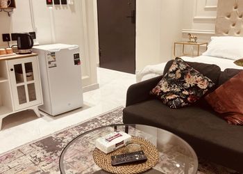 استديو بأثاث مريح وبسيط 