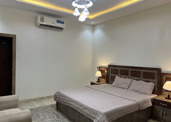 شاليه بمسطح اخضر وجلسة خارجية 