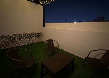 استديو بسرير ماستر وجلسة مريحة 