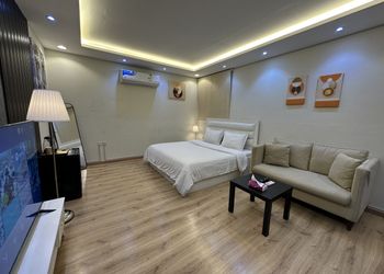 استديو انيق بأثاث مريح وبسيط 