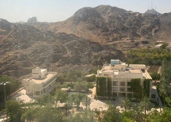 استديو بأثاث مريح وبسيط 