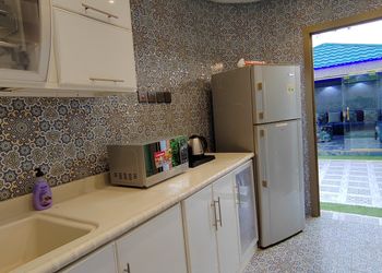 شقة بثلاث غرف نوم وجلسات خارجيه