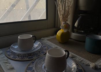 استديو بسرير فندقي وجلسة سينمائية