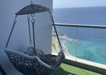 شقة بصالة مطلة  على البحر 