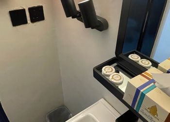 استديو هادئ وبأثاث مريح وبسيط 