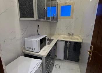 شقة بأثاث مريح وبسيط