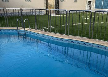 شاليه بجلسة تطل على مسبح خارجي 