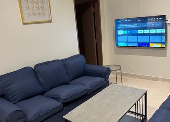 شقة بصالة جلوس وغرفتين نوم