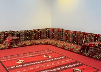 شاليه بجلسة تطل على مسبح خارجي 