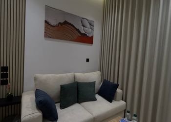 شقة بصالة أنيقة ودخول ذاتي