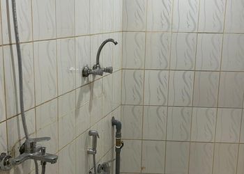 شقة بصالة مريحة وغرفة نوم 