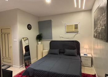 استديو بأثاث مريح وبسيط 