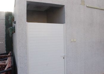 شاليه بمسطح اخضر وجلسة خارجية