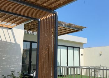 شاليه بمسطح اخضر وجلسة خارجية