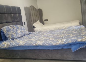 شاليه بمسطح اخضر وجلسة خارجية