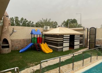 شاليه بجلسة خارجية ومسبح 