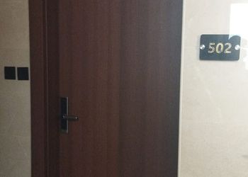 شقة بصالة أنيقة وغرفتين نوم 