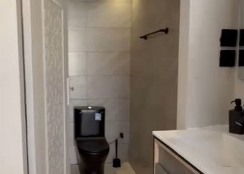 شاليه بمسبح خارجي وتصميم أنيق 