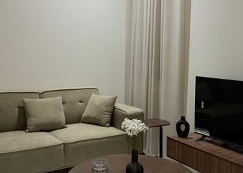 شقة بصالة أنيقة ودخول ذاتي