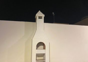 شاليه بمسطح اخضر وجلسة خارجية 