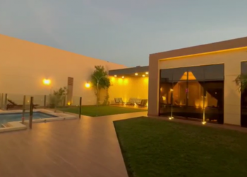 شاليه بجلسة تطل على مسبح خارجي 