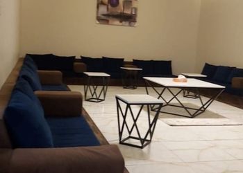 شاليه بجلسه مطله على مسطح اخضر