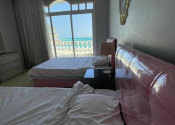 فيلا بجلسة خارجية وإطلالة مميزة 