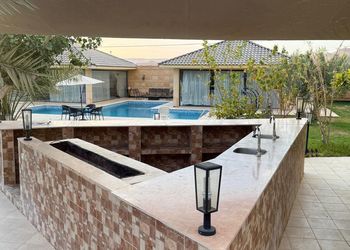 استراحة بمسطح اخضر ومجالس