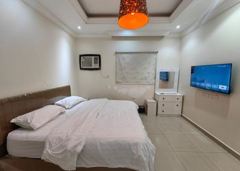 استديو بسرير ماستر وأثاث مريح 