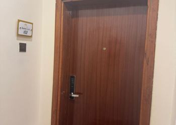 شقة بغرفة معيشة وغرفتين نوم 