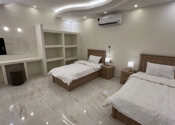 شقة بصالة أنيقة وغرفتين نوم