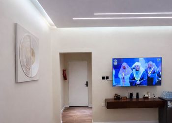 شقة بصالة أنيقة ودخول ذاتي
