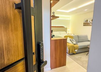 استديو بسرير ماستر وبلكونه