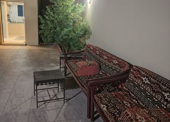 شاليه بمجلس وفناء خارجي 