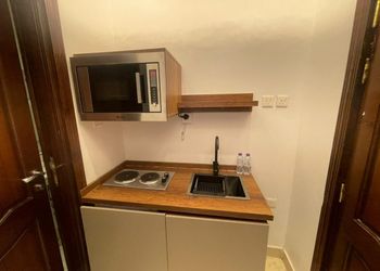 استديو بأثاث مريح وبسيط 