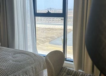 استديو بأثاث مريح وبسيط 