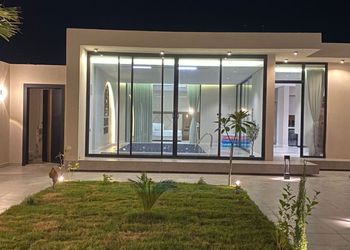 شاليه بمسطح اخضر ومسبح 
