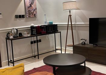 استديو بأثاث مريح وبسيط 