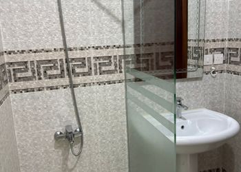 شقة بصالة انيقة وغرفتين نوم