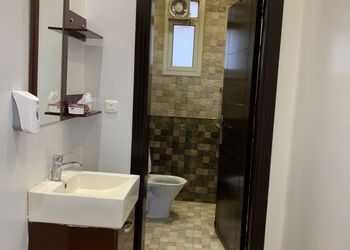 شاليه بجلسة تطل على مسبح خارجي 