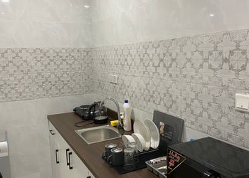 استديو بأثاث مريح وبسيط 