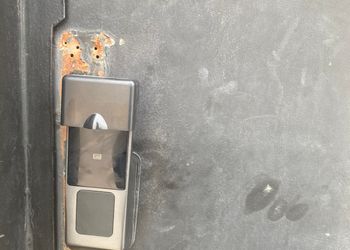 شقة بصالة مريحة وجلسة خارجية 