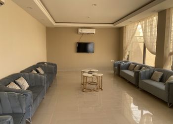 شاليه بصالة مطلة على المسبح 