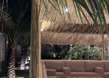مزرعة بجلسة خارجية واسطبل خيل