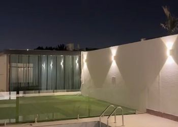 شاليه بمجلس وفناء خارجي