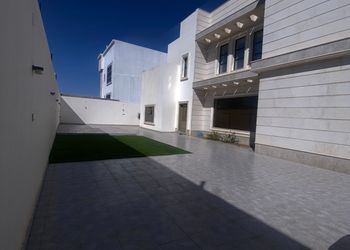فيلا بغرفتين نوم و صالة ومجلس