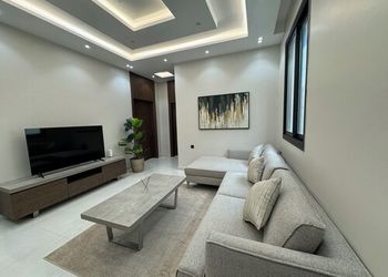 شقة بصالة وثلاث غرف نوم