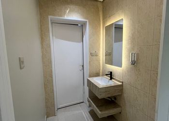 شقة بغرفة معيشة وغرفة نوم 