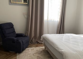 شقة بغرفة معيشة وغرفة نوم 